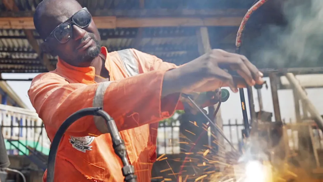 尼日利亚名校教授兼职做焊工，“副业让他自给自足，甚至能买辆奔驰”